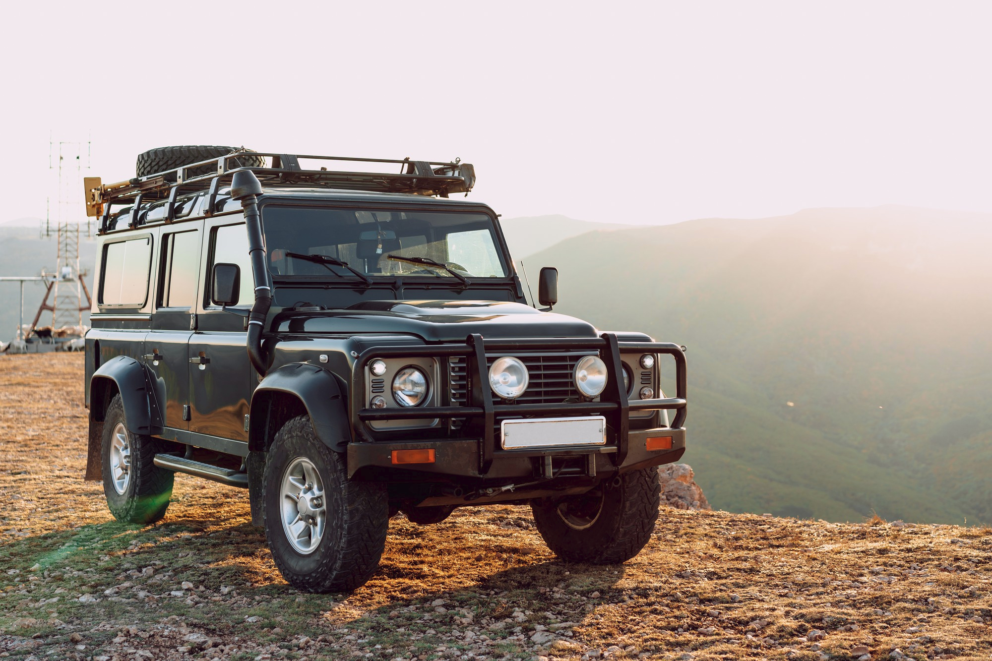 RangeRover dunkelgrün in den Bergen